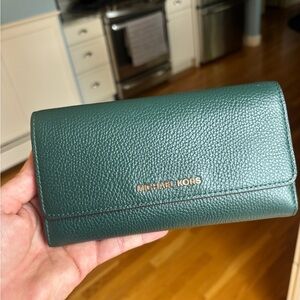 Michael Kors Green Wallet Sleek Design